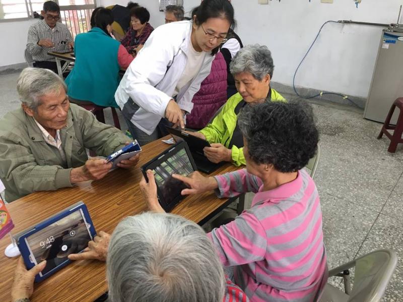 旁邊等等我，我才剛開機。