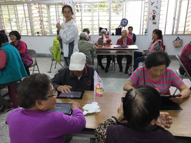 拿到平板，先來複習上次老師教的。