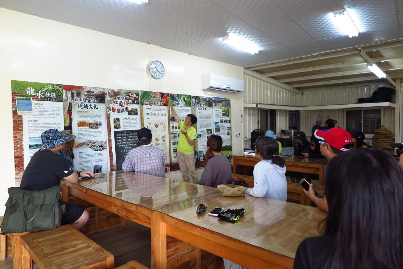 首先由社區總幹事林秋月小姐，解說龍水社區的特色