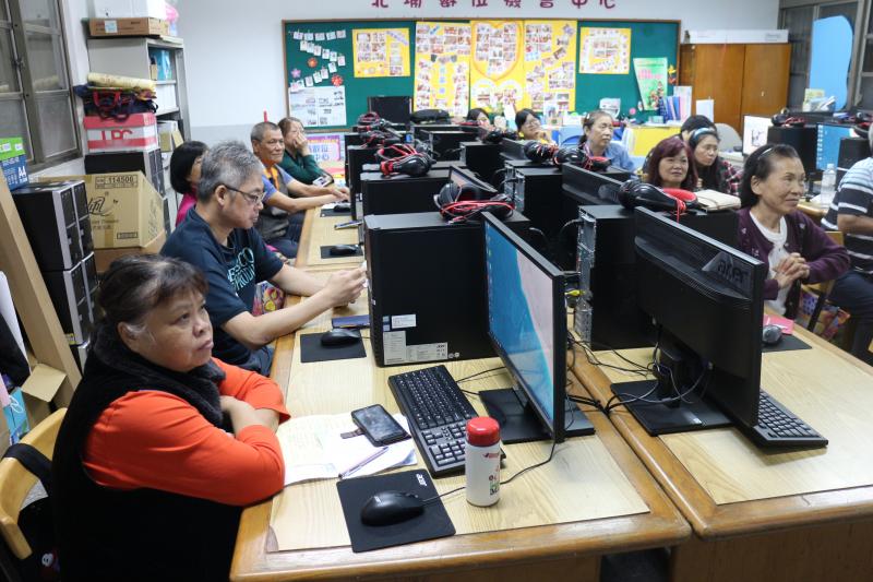 先來看看別人怎麼用影片說故事的，觀摩的幾部微電影拍攝手法