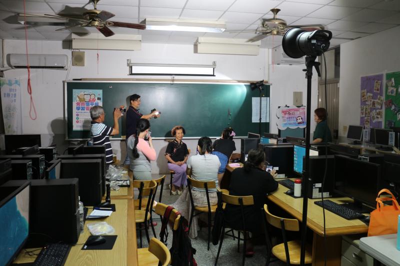 老師仔細示範光源位置帶來的不同效果