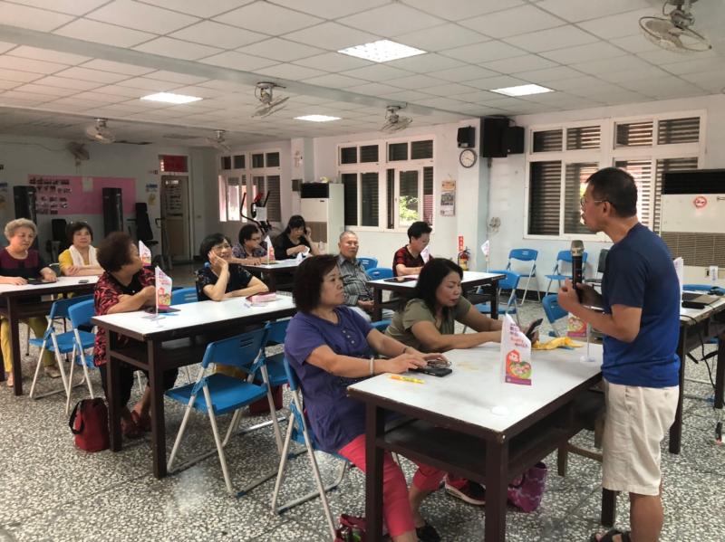 講師站在學員們的面前,講解LINE於現在社會的重要性,以及學習的必要性。