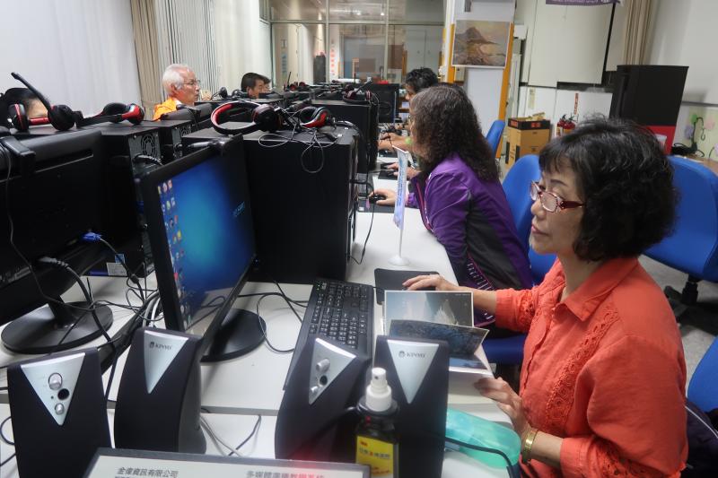 麗雪及同學們認真專注學習