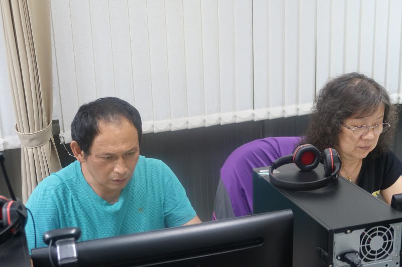 學姊帶學弟數位學習。