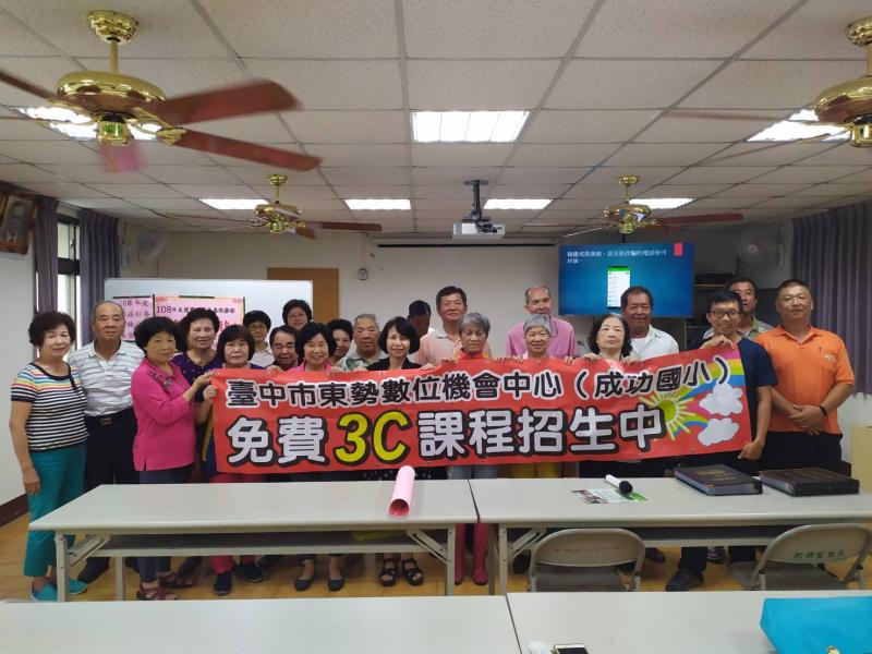 東勢區北興里活動中心成員大合照