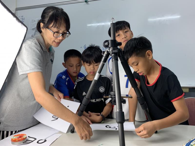 講師親身指導學生拍攝素材