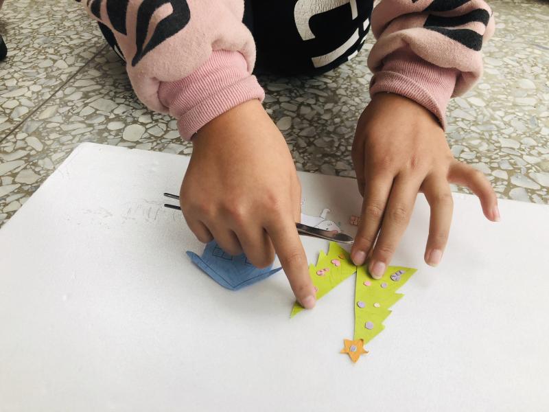 學員將紙片擺放到適合位置，做為拍攝的素材