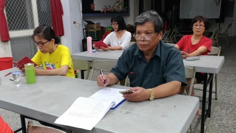 認真的總幹事親自點名，招生及勤做筆記。