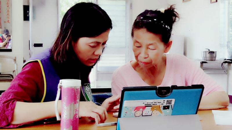 新住民好朋友來上課，會下載APP，用Line錄音功能傳送訊息。