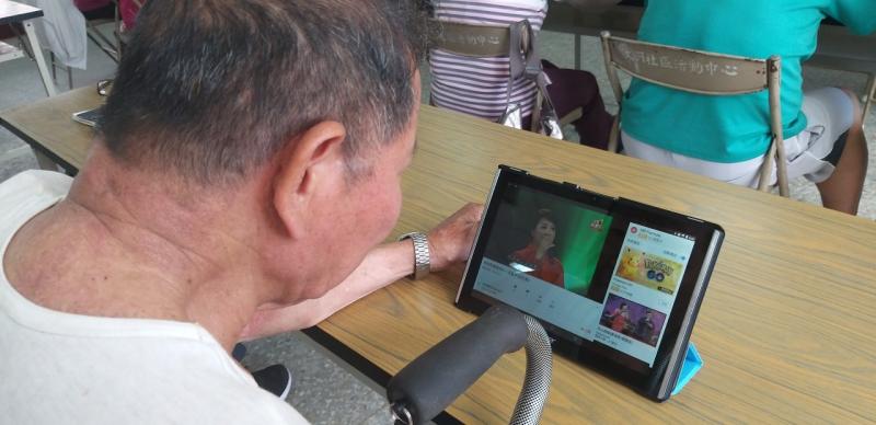 阿公會用平板搜尋自己想聽的歌曲。