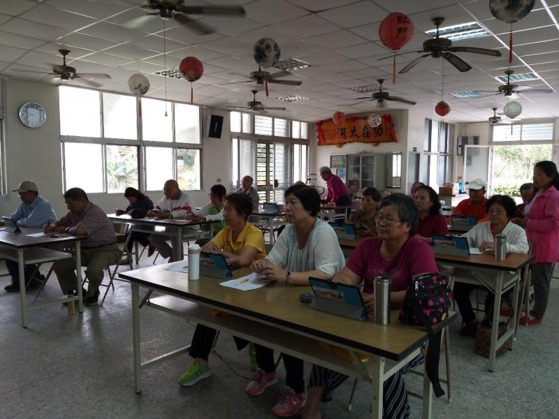 學習手機和平版並用，也會照相及傳送相片到群組分享。