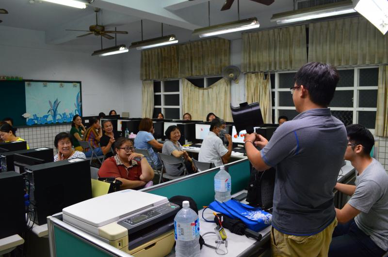 講師正在展示3D作品