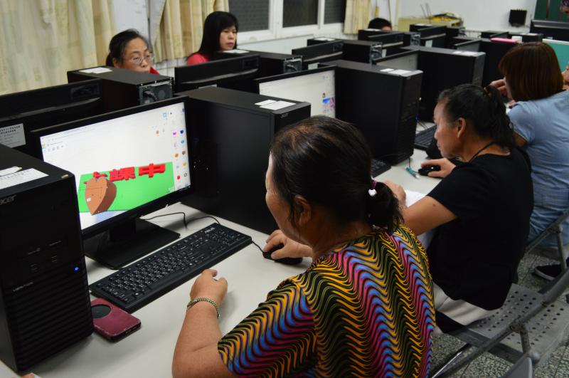 學員正在製作自己的3D列印模型