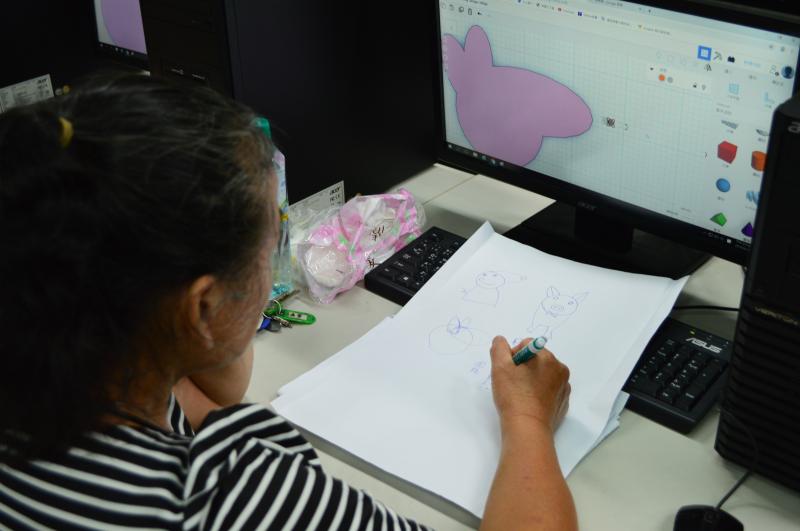 學員正在思考如何製作模型