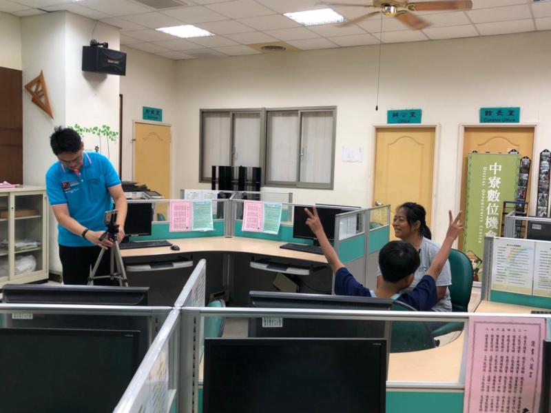 媽媽與小孩一起拍影片作為行銷影片