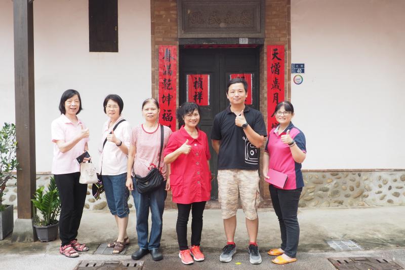 健霖老師帶領DOC學員進行外拍，在彩繪稻田觀景台上合影