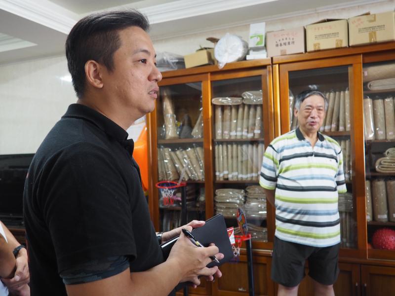 苑裡DOC帶領學員們來到帽蓆行採訪陳老闆，過程中老師與陳老闆仔細聆聽學員問題