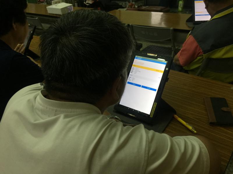 網路購物安全宣導、網路訂台鐵及高鐵車票、捷運路線app介紹；學員們實際上網查詢火車班次，並訂購台鐵火車票，訂完後如何取消功能介紹。