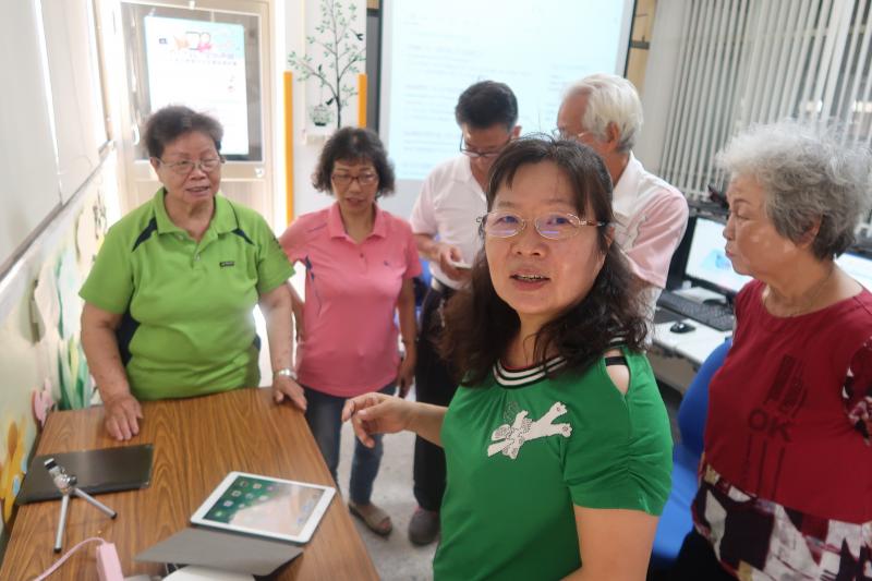 360度環景環物快樂課程，學員利用360轉盤練習拍攝產品。