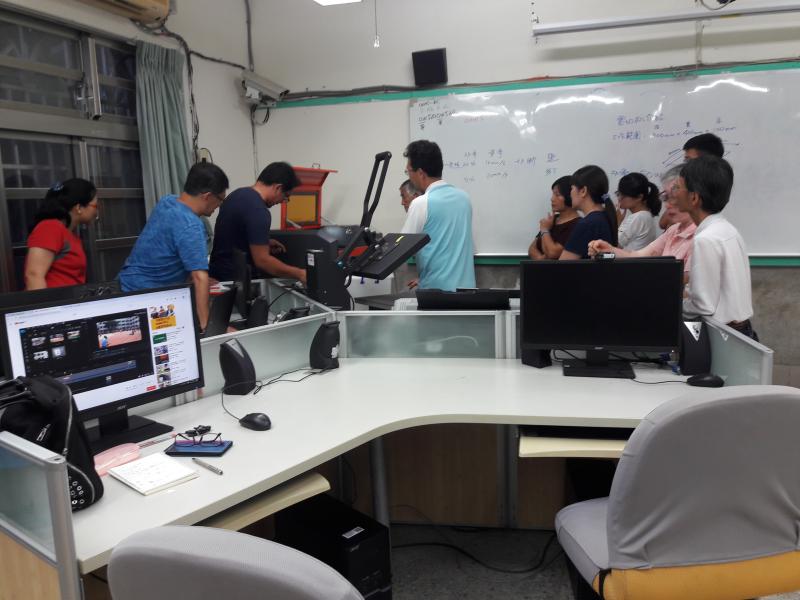 大家一起認識機器，熱轉印屬於數碼影像的一部分，通過它可以讓人們把自己想要的圖案（個性照片，風景，人物等）印製在各種材質上，例如：杯子、衣服、瓷板、石畫、珠光板等，目前市場正夯，很多手創產品都會使用。射雕刻機的使用範圍廣泛，雕刻精度高，雕刻速