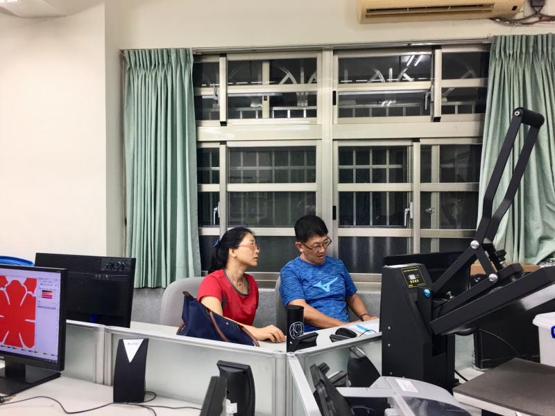 聽完老師的講解，大家正在思考要製作什麼。每個人找到屬於自己的特色，刻印屬於自己的作品，認真的思考，這個東西對我們的生活有什麼幫助唷!