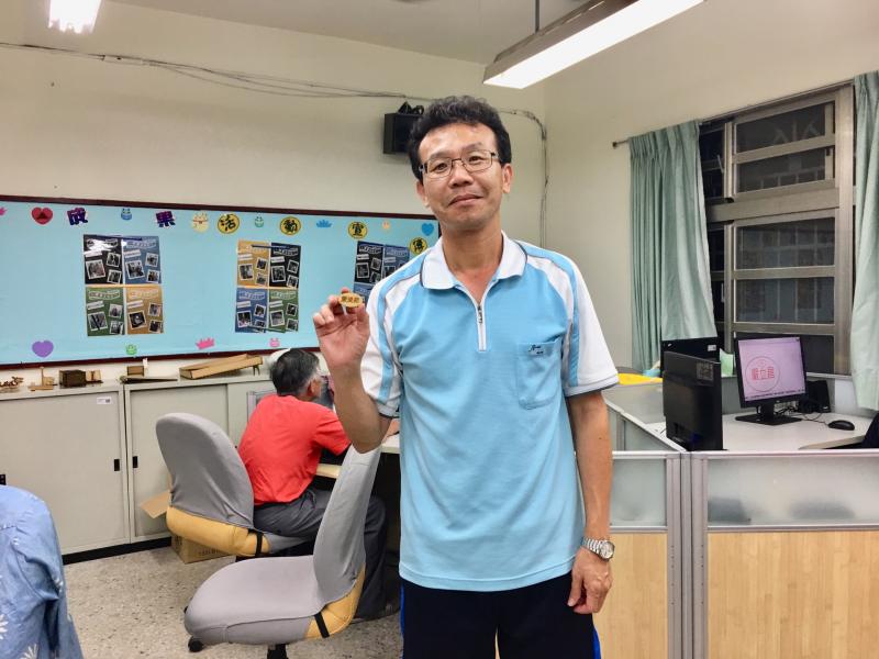 學員完成自己的作品，從對機器的了解到自己設計，送件給老師，這過程當中反反覆覆很多次，終於開始雷刻的時候，緊張害怕做錯作品，沒有想到，最後終於成功了，謝謝老師，也謝謝DOC。