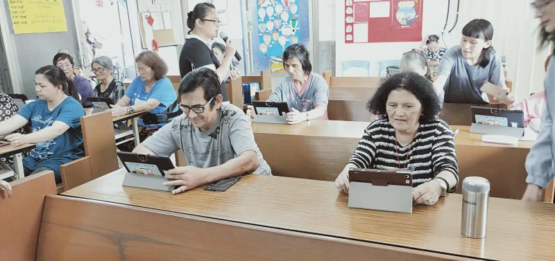 課程前講師先介紹平板基本功能