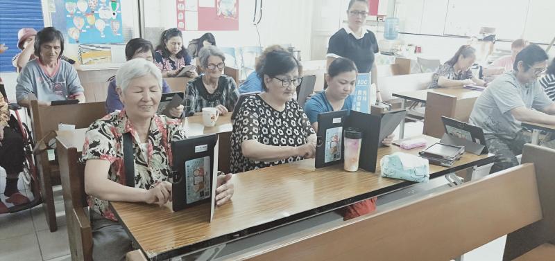 學員們第一次體驗保齡球,玩得不亦樂乎