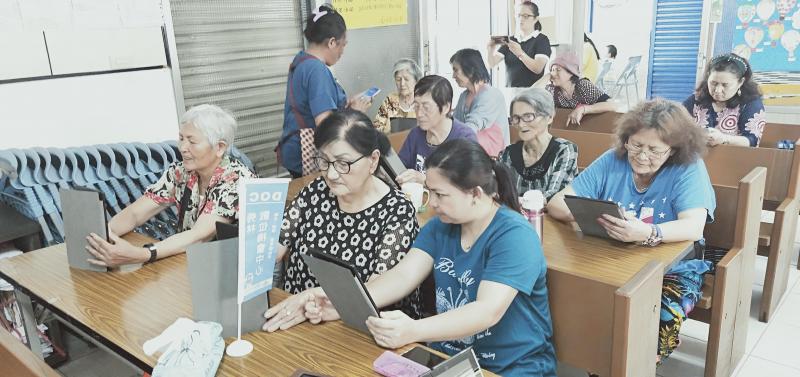 長輩們充份展現好學精神，這次結業長輩們希望有更多的不一樣課程，活到老學到老，是這群可愛的學員精神指標