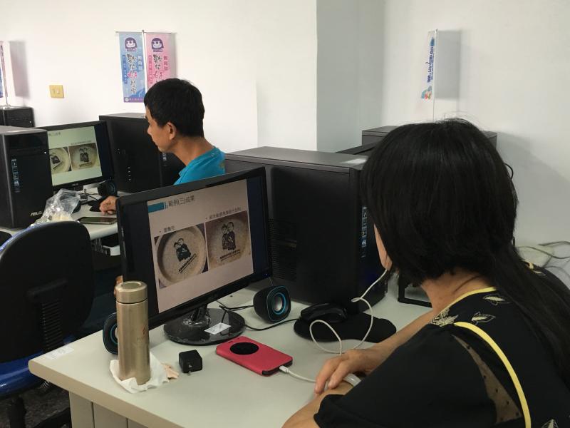 學員正認真聽講師，講解機器操作技巧，與圖案設計。