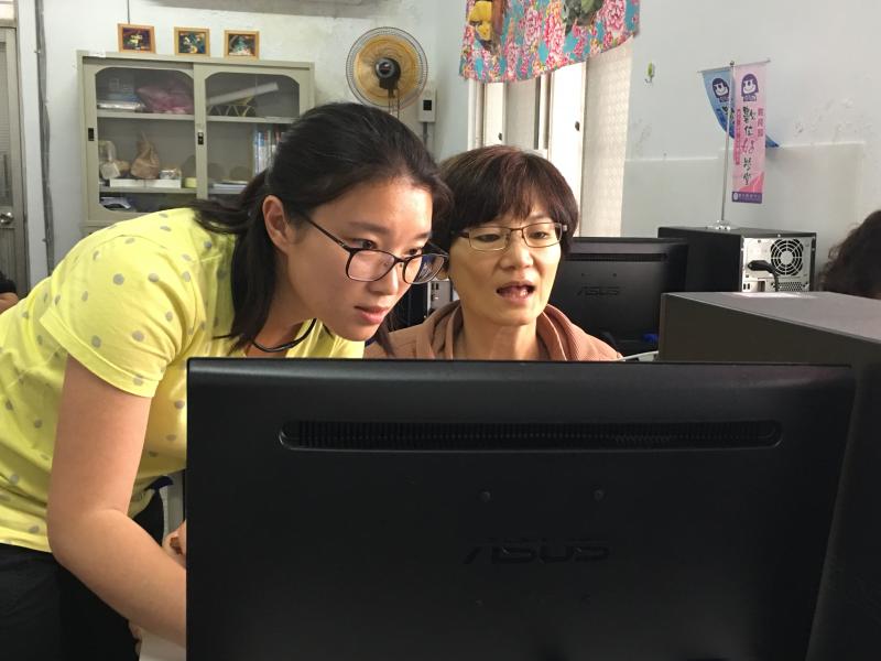 有學員操作進度稍慢，與人員互相討論，完成設計圖。