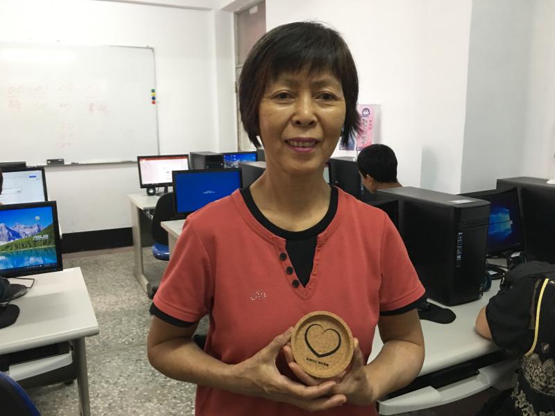 學員開心拿到雷雕作品，與之合照。