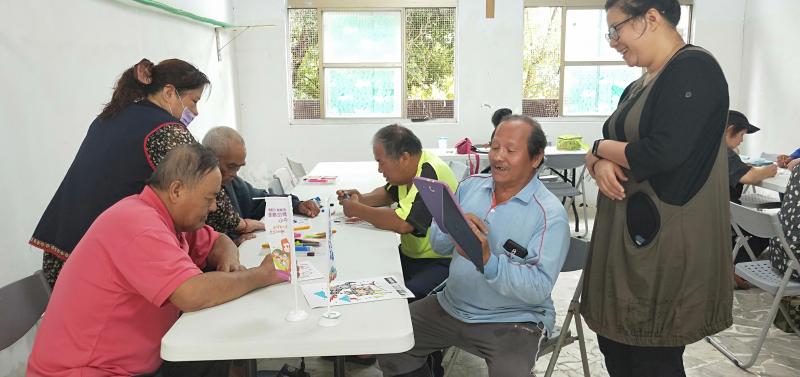 講師幫助學員摸索AR的app