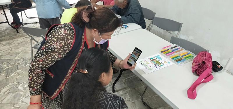 學員使用手機掃描圖紙。