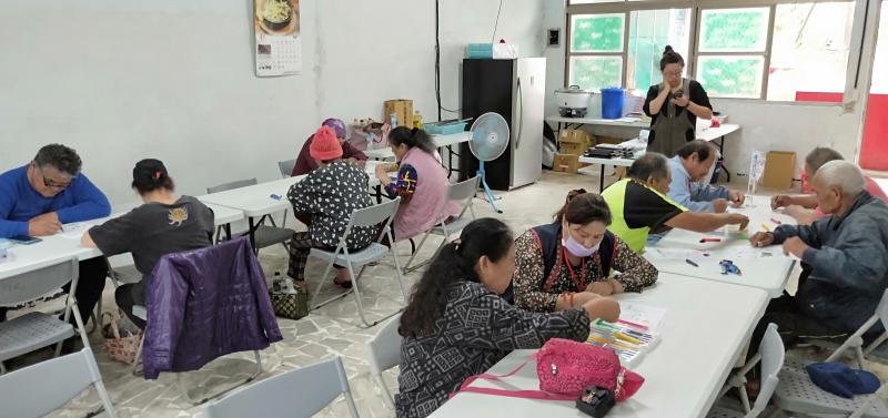 學員為自己AR圖紙上色。