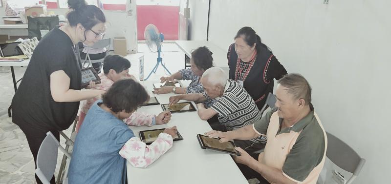 學員學習摸索使用平板電腦。