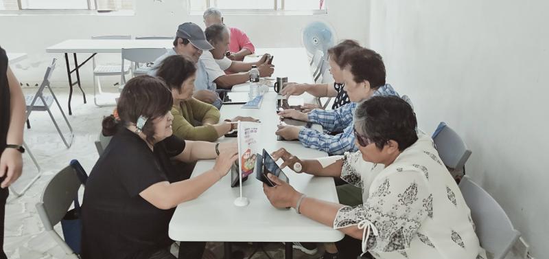 學員們專心使用APP