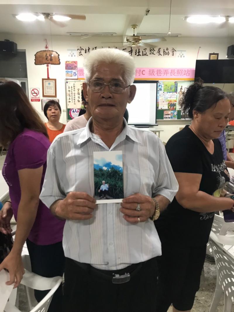 學員開心的展示自己的成品