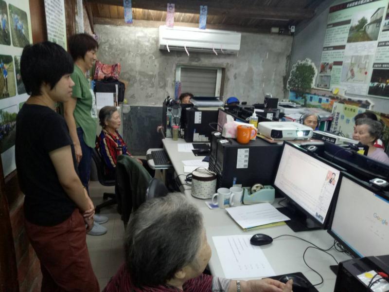 有人站立著、有人坐在電腦前，唯一的共同點是面帶笑容的討論著社區的故事。