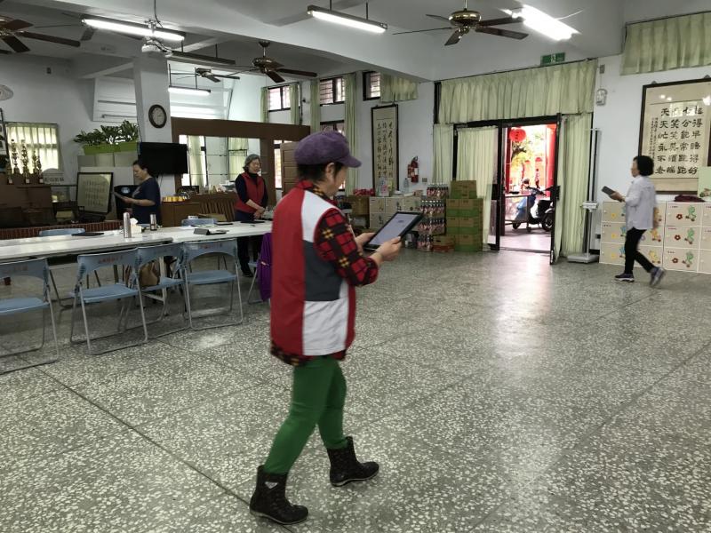 在學習使用平板後，學員在教室內開啟應用程式，實際操作應用計步器的功能。