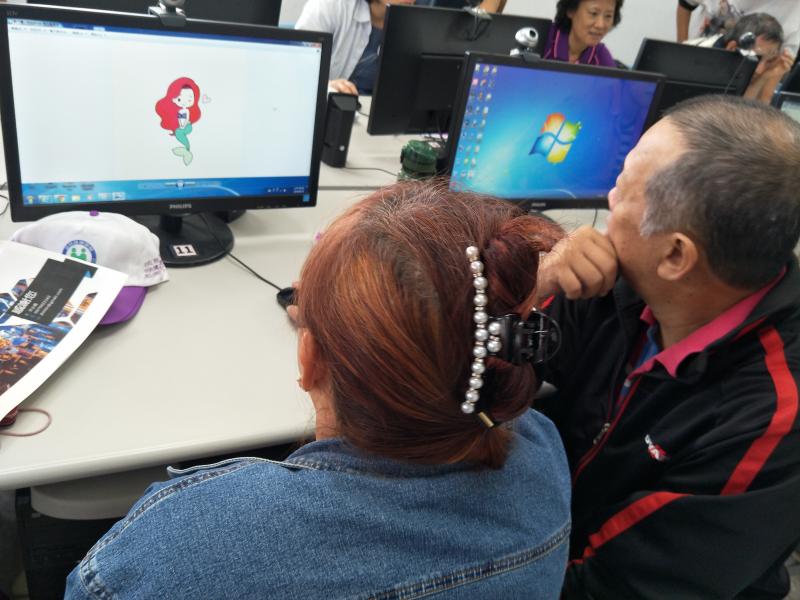 夫妻檔互相研討學習設計圖案，利用簡單軟體小畫家修改圖，就能制作出精緻杯墊!