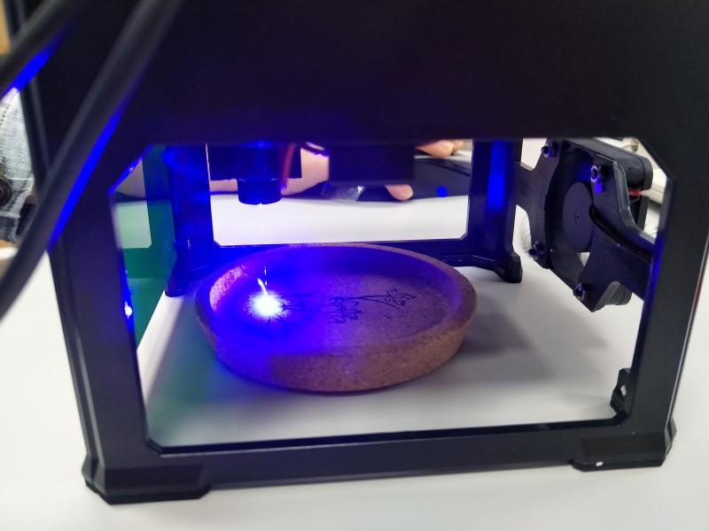 雷射光的投射，添加光與影的效果，極具趣味性