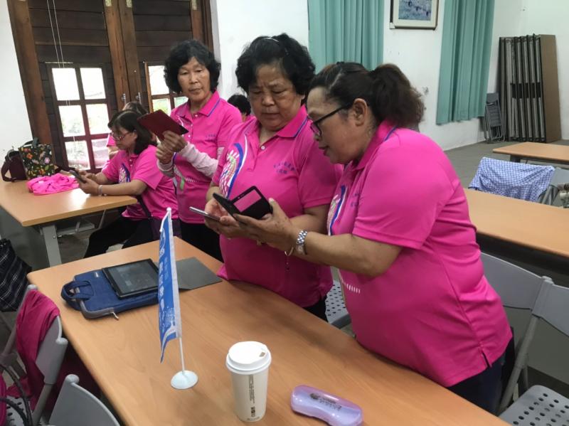 兩位學員很認真的討論影片剪輯的內容