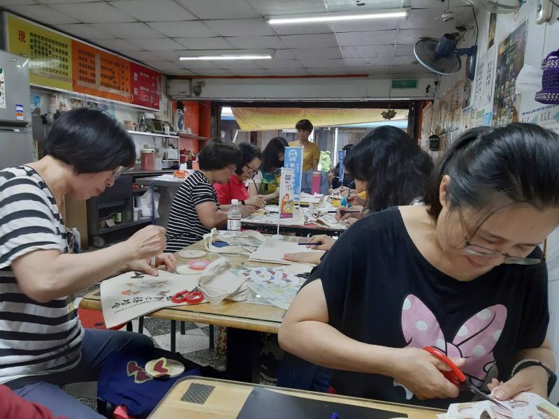 老師介紹完熱轉印相關應用後，讓學員們開始實做練習照片剪輯及編修