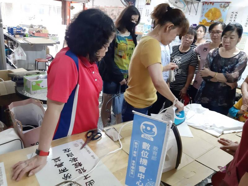 老師示範用熱轉印的運用技巧