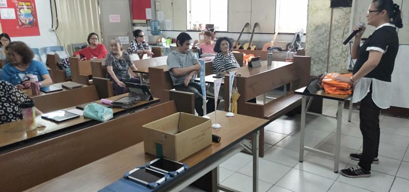 講師認真的隊學員解說。