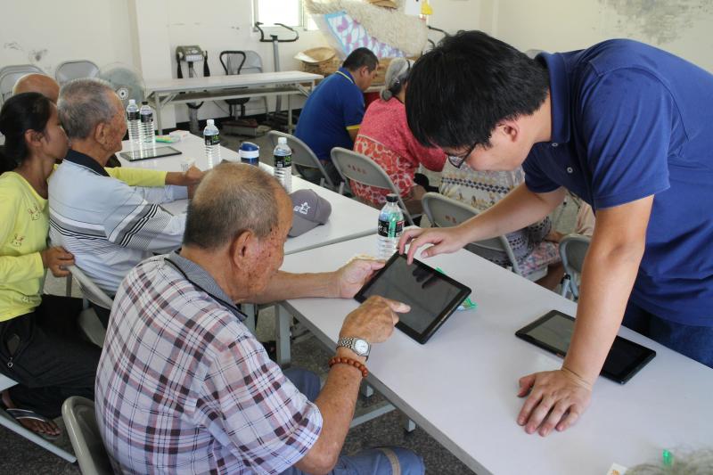 教導社區阿公使用平板電腦