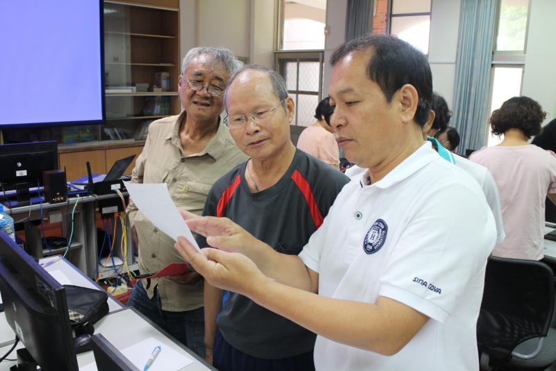 學員討論如何撰寫腳本