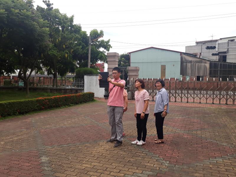 講師教導學員拍攝技巧