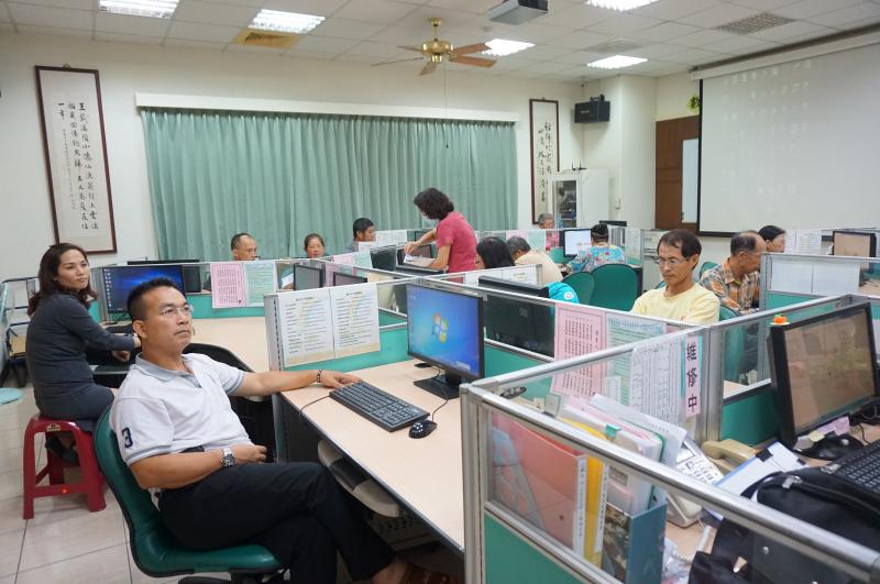 E起來學空拍攝影課程，課堂中學員認真聽老師講解。